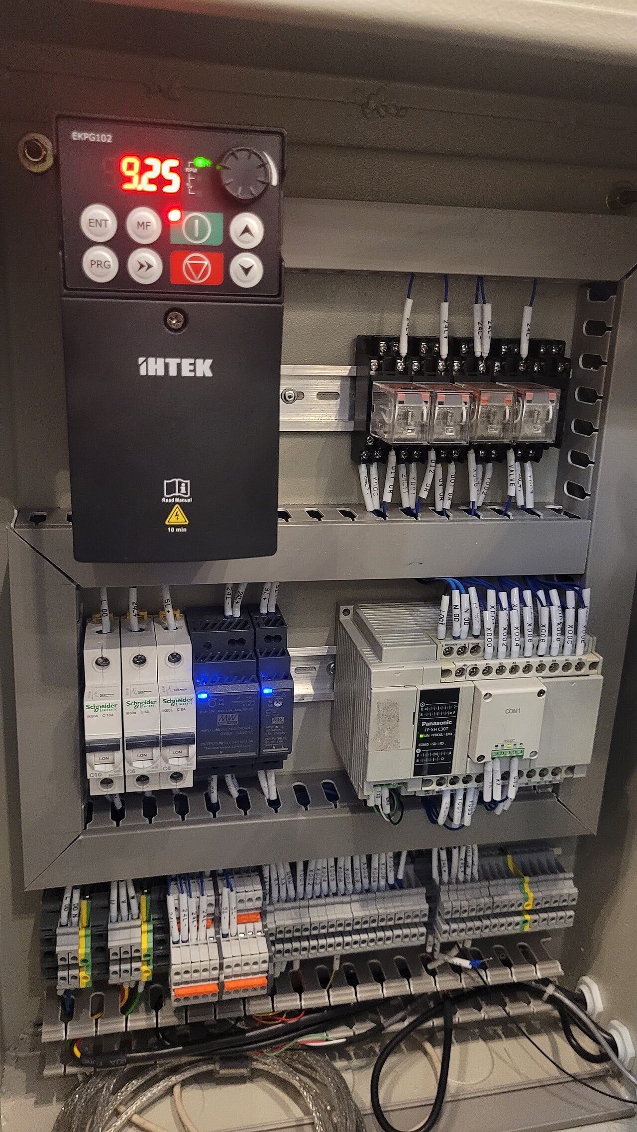 Schaltschrank mit SPS, Frequenzumrichter und Klemmen